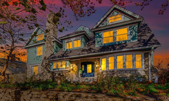 South Hyde Park House | Unwind in Style! Spacious 6BR/6BA Mansion Near Top KC Sites