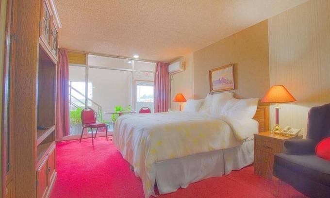 Liberal Hotel | Unwind King Unit! Free Parking And Pets Welcome Just Minutes From The Airport