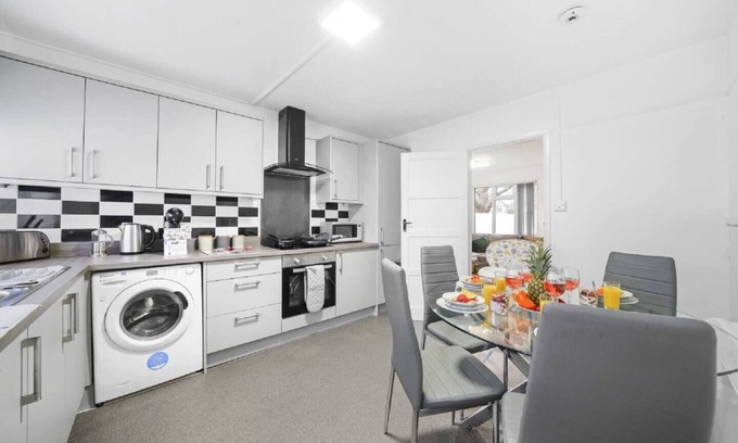 Chelmsford Apartment | Unwind @ Prime Apartment - Chelmsford