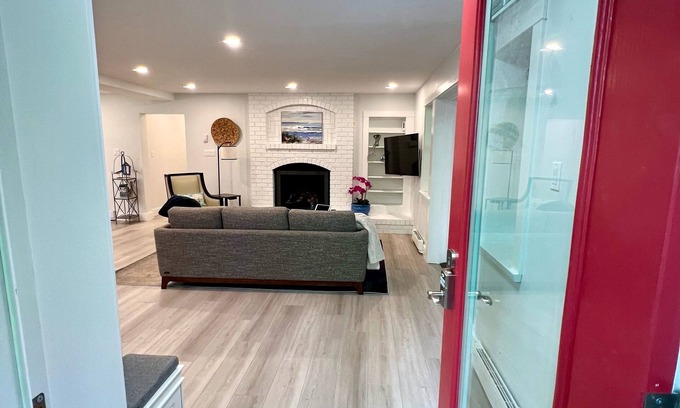 Regional District of Nanaimo Apartment | UNWIND Q.B. New Deluxe 950 sq ft 1 Bedroom Garden Suite -Separate Entrance