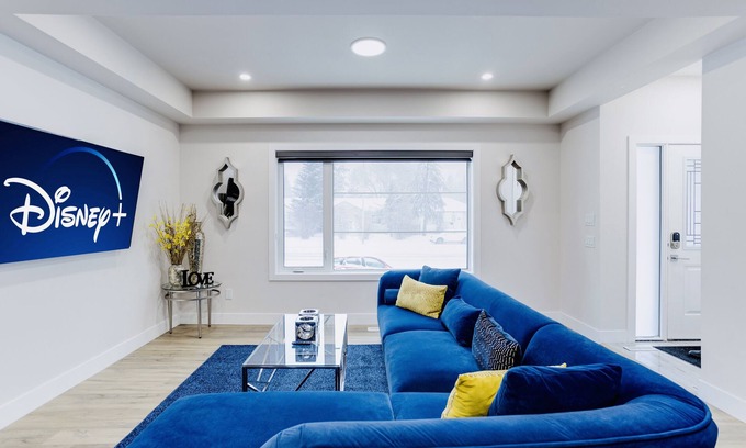 Southwest Edmonton House | UofA King BDR Family Getaway