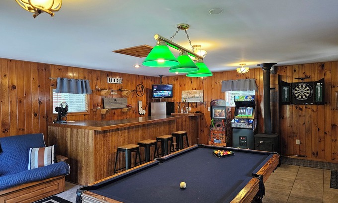 Hope Cottage | Up North Retreat - hot tub - pool table -arcade- darts- fire pits