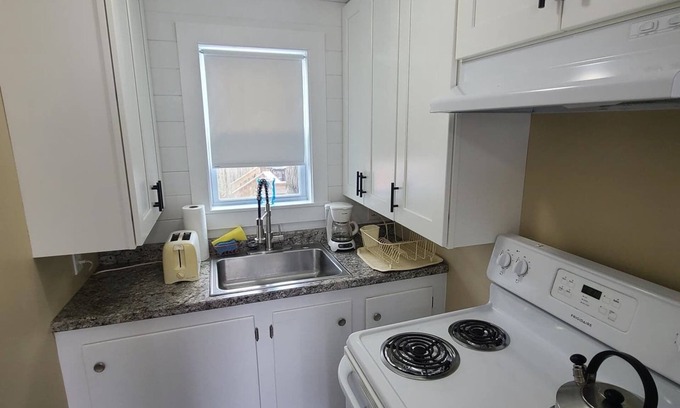 Old Orchard Beach Cottage | Updated 2 BD cottage. 10 min walk to Pier & Beach sleeps 5