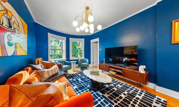 Wrigleyville Apartment | Updated 3 Bedroom Chicago Historic Andersonville