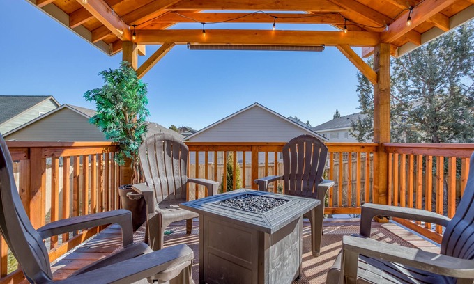 Mountain View House | Updated 3 Bedroom Home with A/C, Fire pit and Beautiful Kitchen!