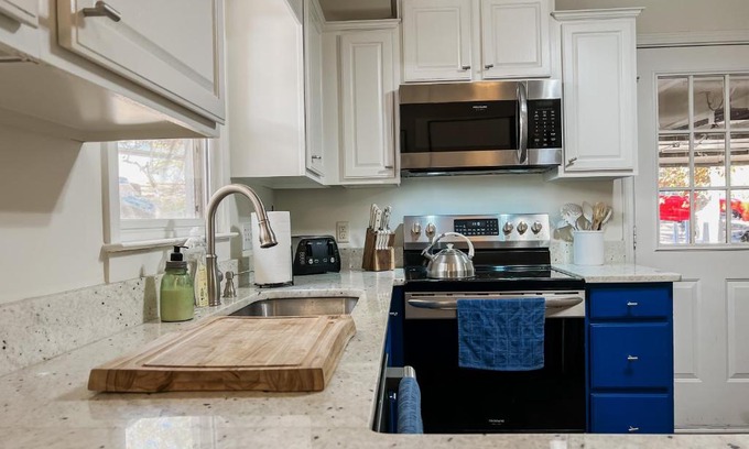 Waleska House | Updated 3Bed/2Ba in Private Gated Lake & Golf Community