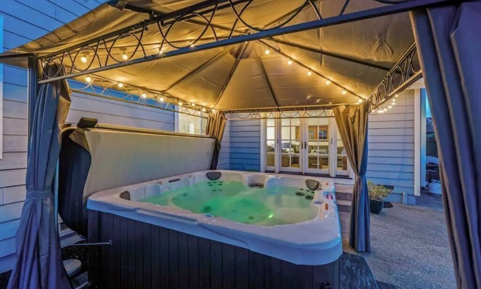Geyserville House | Updated 5 BR house w/hot tub - 5 min walk to downtown!