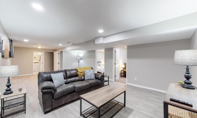 Windsor House | Updated 6 King Bed Home Large Yard 4 TV & Garage