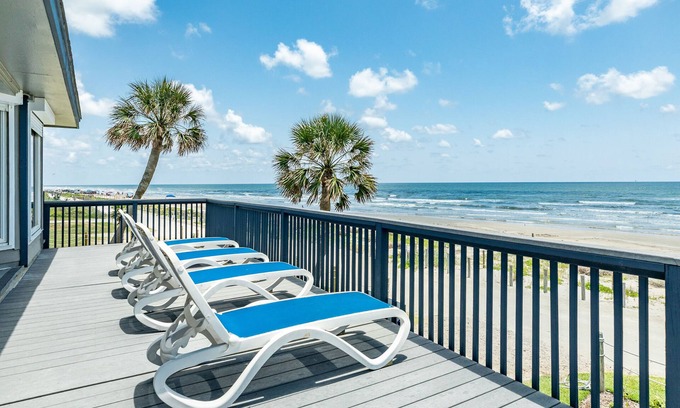 Bermuda Beach House | Updated Beachfront Home - Open Plan, 4 King+Bunks, Across from Walkover