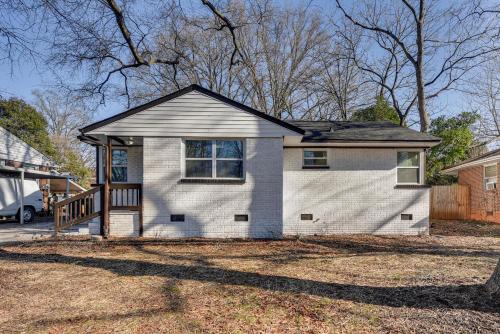 Enderly Park House | Updated Charlotte Home with Yard about 3 Mi to Uptown!