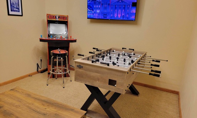Arkdale Condo | Updated Condo w PopAShot,Arcade,Foosball,gamerm! Pool/hot tub resort
