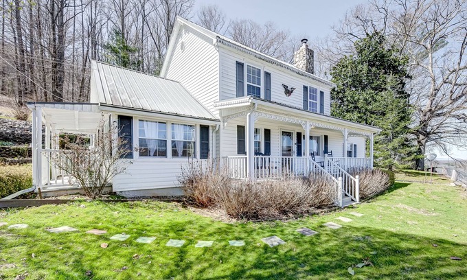 Blairsville House | Updated dog-friendly house & studio with firepit - walk to town
