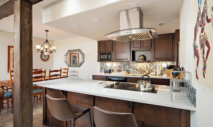 Northeast Santa Fe Hotel | Updated Fort Marcy Condo, Walk to Plaza, Full Features, Great Amenities