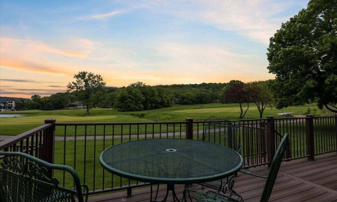 Camdenton House | Updated Golf Cottage in Old Kinderhook w/Pickleball, Pool & Lake Access
