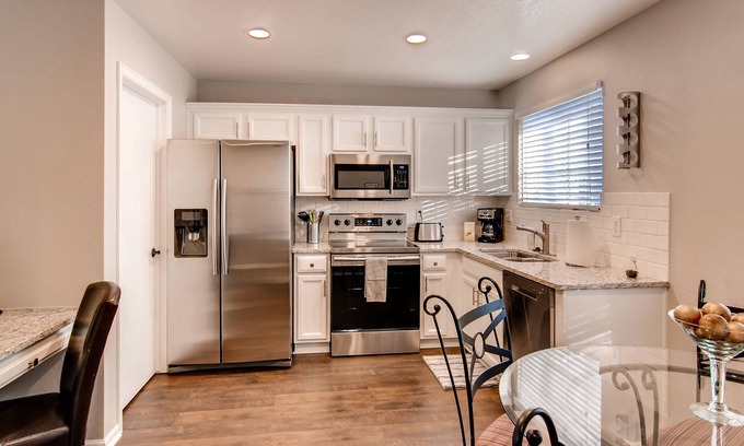 Northglenn House | ★Updated Home★ 20min to Denver, back patio w/gas firepit, pet friendly