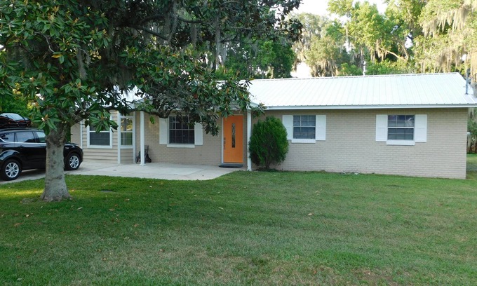 Yalaha House | Updated Home in a Peaceful Community on Lake Harris.Convenient to Mission Inn