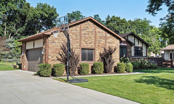 Rochester Hills House | Updated home with huge yard near multiple hospitals