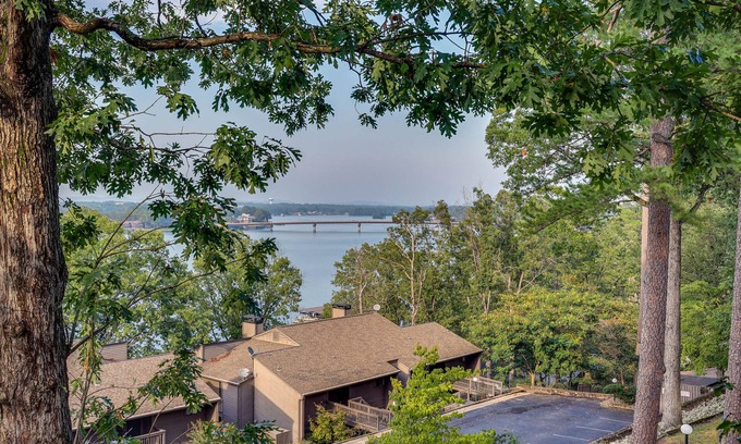 Lake Hamilton Apartment | Updated Hot Springs Condo w/Lakefront Balcony!