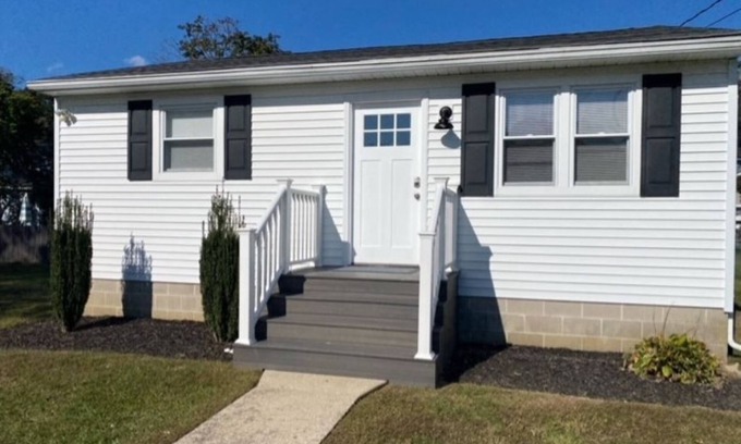 Villas House | Updated, HOT TUB, DOG Friendly, LGE PRIV YARD, Grill, Bikes, KAYAK, Paddle board