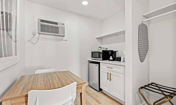 Ash Apartment | Updated King Efficiency Across From Beach