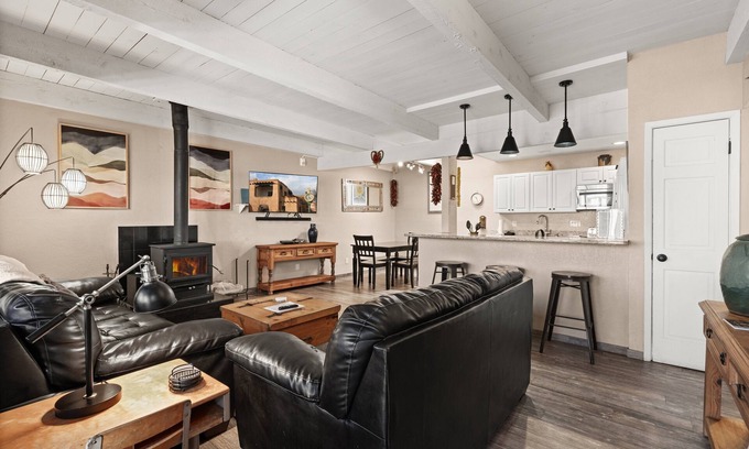 Northeast Santa Fe Hotel | Updated Kitchen, Fireplace, Fantastic Location Near The Plaza
