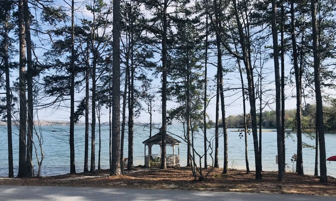 Salem Condo | Updated luxury Keowee Key condo, short drive to Clemson