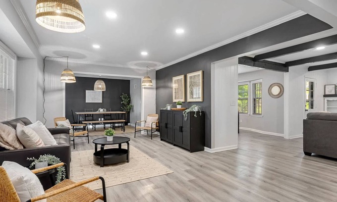 Bel-air Heights House | Updated Modern Home | 4 Bed | Close to Resos & Bar