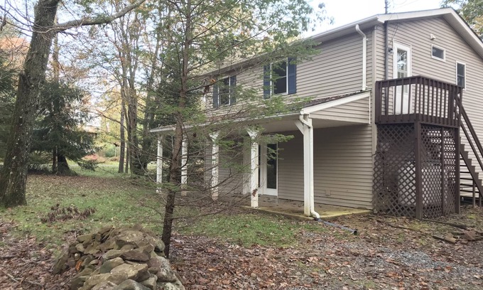 Briar Crest Woods House | Updated Mountain home, Lake, Firepit, BBQ, Ski