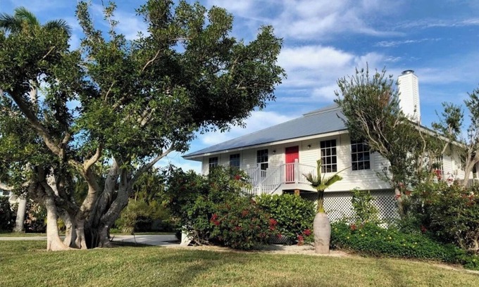 Sanibel House | UPDATED, QUIET WEST END, 250 YARDS TO BEACH.