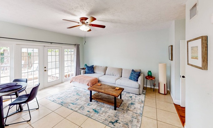 Palma Ceia House | Updated townhome in the heart of South Tampa with fenced yard, deck, & W/D