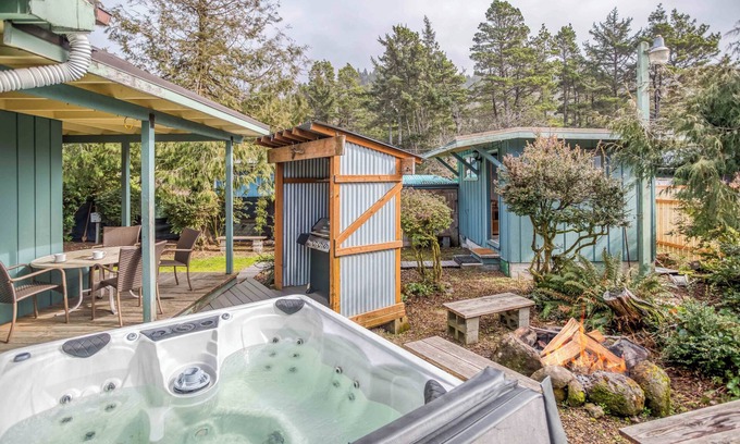 Tierra Del Mar House | Updates Galore, Queen Suite, Pool Table, Hot Tub, Near Beach in Tierra del Mar!