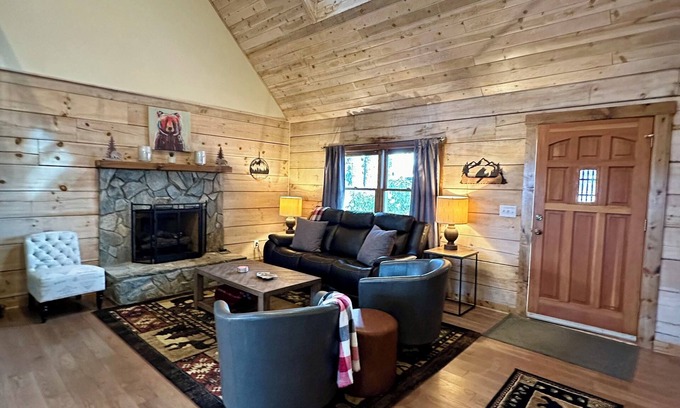 Boone Cabin | Upgraded 3 BR Blowing Rock Log Cabin near ASU,Tweetsie. AC,Firepit,Foosball.