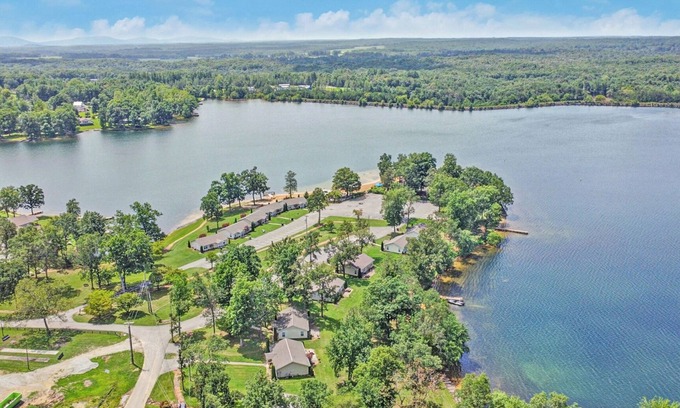 Lake Tansi Condo | Upgraded 3BR, Living Room, Fireplace, Kitchen