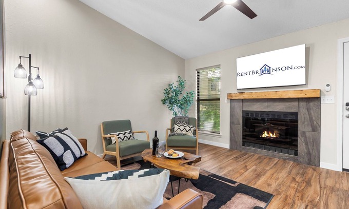 Kimberling City Condo | Upgraded Bungalow w Peaceful Views-Cmty Outdoor Pool, Mini Golf & More-Free Daily Tickets