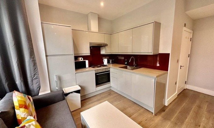 St. Andrew's Apartment | Upminster Bridge Station Excel House