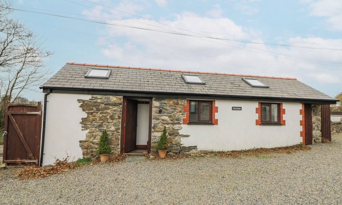Haverfordwest Cottage | UPPER CALFFIELD STUDIO, pet friendly, with a garden in Haverfordwest