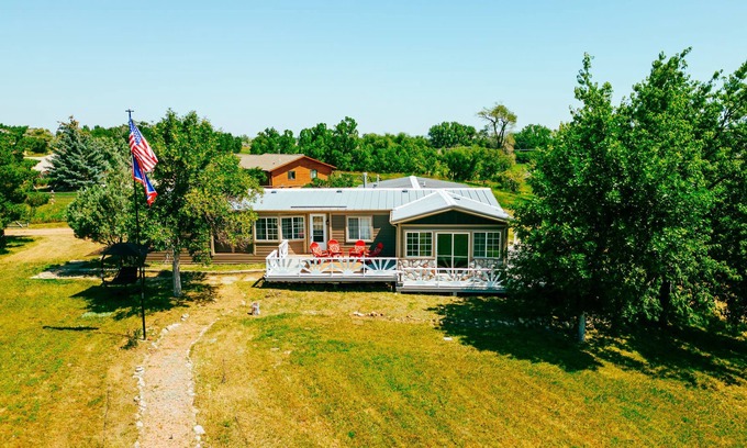 Sheridan House | Upper Rural Escape and Mountain Views