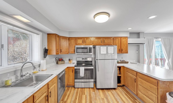 North Creek House | Upper Sleighride 25l - Wrap-around Deck End Unit 3 Bedroom Townhouse by The Summit at Gore Mountain