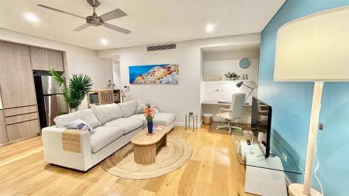 Bondi Junction Apartment | Upscale 1BR next Bondi Westfield & Trains with secure parking
