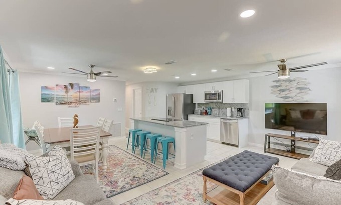 South Bradenton Condo | *Upscale 2/2 condo with pool 6 mins from IMG