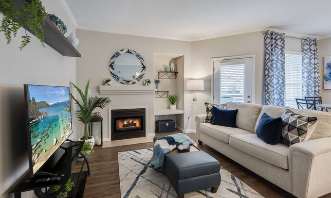 Roseville Apartment | Upscale 2/2 Home in Roseville With Private Garage