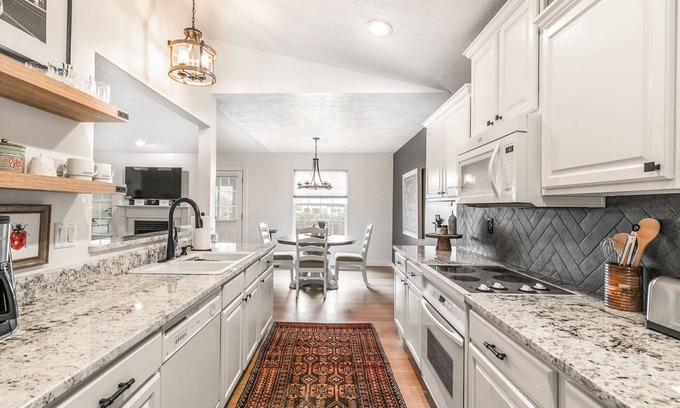 Springfield House | Upscale 2 Bedroom,2 Bath + Office located near Medical Mile