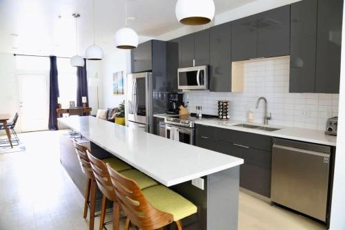 Central East Austin Apartment | Upscale 2BR Condo w Patio City Views Walk to DT