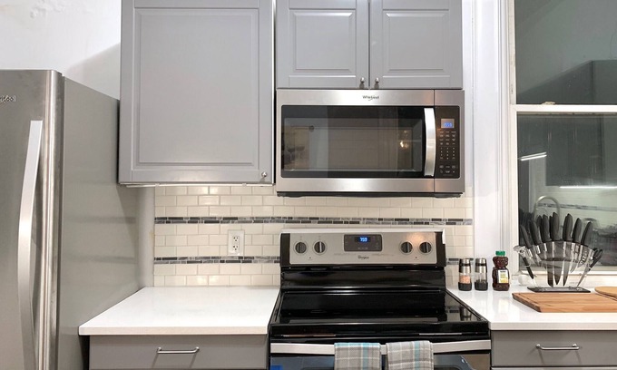 CUF House | Upscale 3 BR near UC, DAAP, CCM, Hospital and Zoo w/Parking and Laundry, 2FL