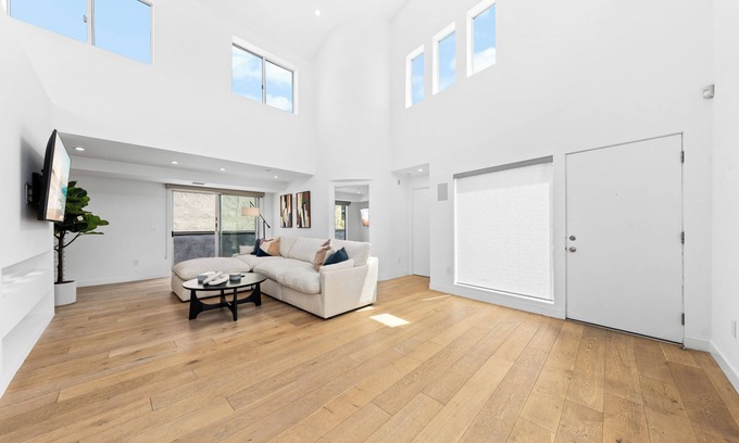 Wilshire Montana Apartment | Upscale 3 Level Condo Santa Monica Gem Must See