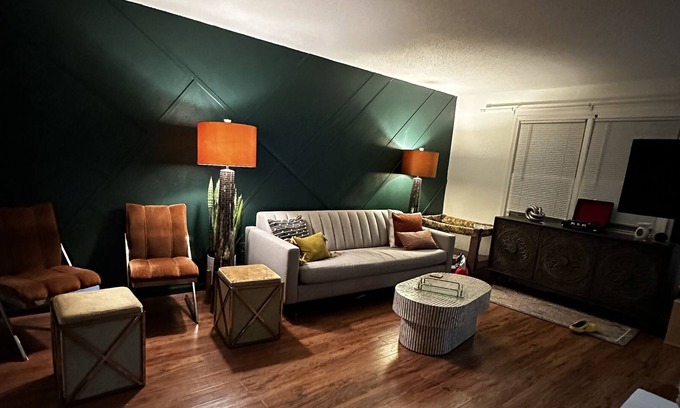 Southwyck Condo | Upscale boho suburban getaway