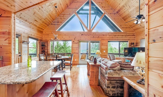 Murphy House | Upscale Cabin with Mountain Views - Pet Friendly!