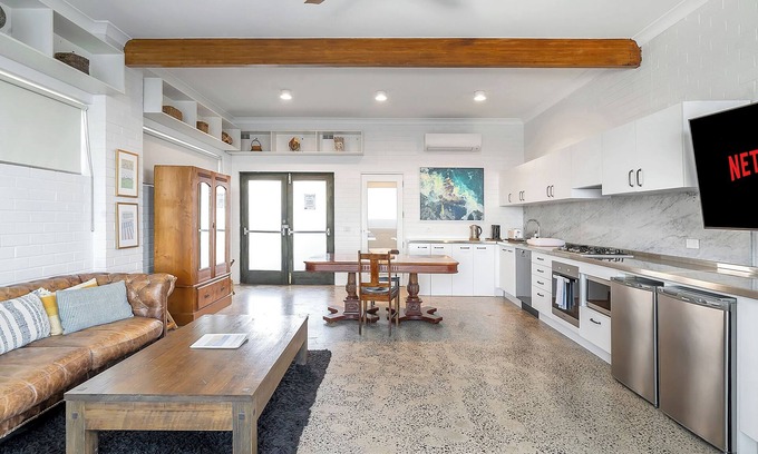 North Bondi Apartment | Upscale Cliffside Studio w/Ocean Views | North Bondi