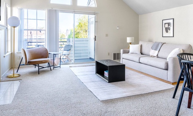 Foster City Apartment | Upscale Foster City 2BR w/ W/D, Gym, Pool, 1 mi. to shops, by Blueground