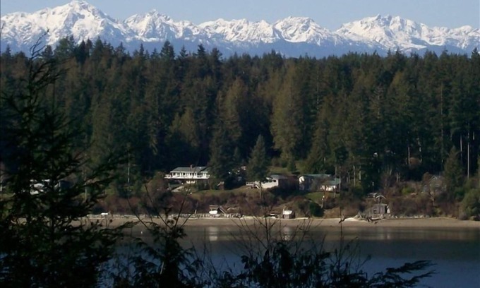Burley House | Upscale Hartstene Pointe near Beach & Pool - Unique Pacific NW Destination